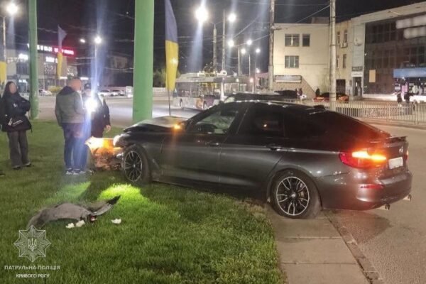 Відмовили гальма: У Кривому Розі автівка вилетіла з кільцевої дороги у стовп (ФОТО)