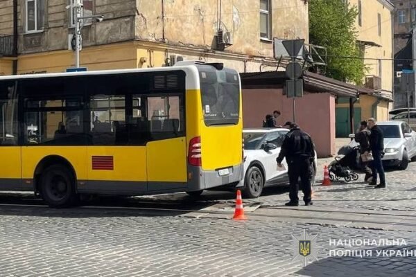 У Львові водійка на Volkswagen збила 17-річну дівчину, а потім в’їхала в пасажирський автобус (ФОТО)
