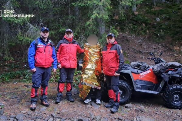 Прикарпатські рятувальники розшукали 16-річного хлопця, який заблукав під час сходження на гору Хом’як