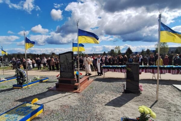 У Гостомелі у поминальні дні вшанували пам’ять загиблих військових