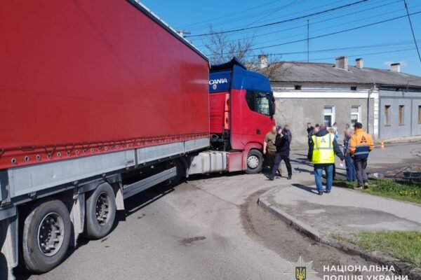 На Львівщині у ДТП з вантажівкою травмувалися водій та неповнолітній пасажир мотоцикла