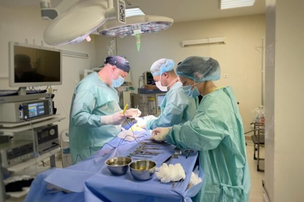 У Львові хірурги видалили зі шлунку 13-річної дівчинки 35-сантиметровий клубок волосся