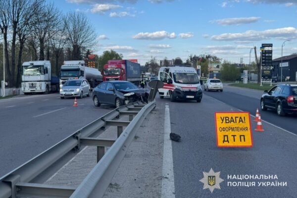 Поблизу Львова внаслідок зіткнення з відбійником загинула 63-річна водійка легковика (ФОТО)