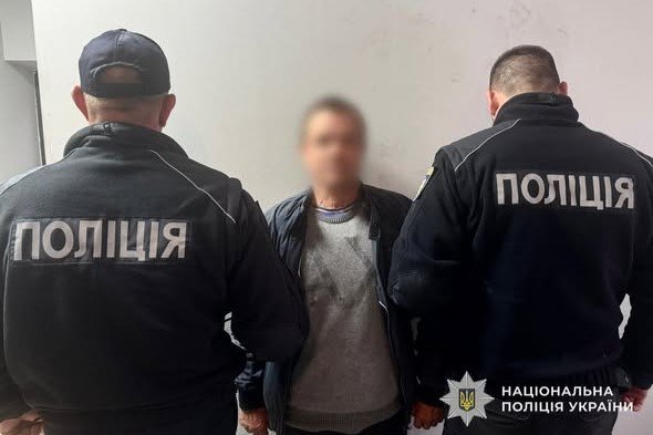 На Закарпатті сімейний кривдник погрожував сокирою поліцейським, які прибули на виклик його дружини