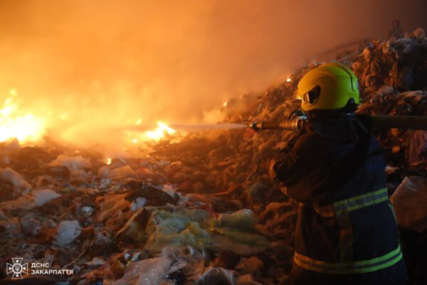 На Закарпатті з учорашнього вечора гасять пожежу на сміттєзвалищі: Мешканцям радять тримати вікна зачиненими (ФОТО)