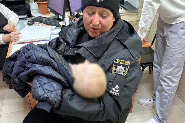 На Харківщині затримали 20-річну матір, яка у стані алкогольного сп’яніння вчинила сварку, створивши загрозу для свого немовля
