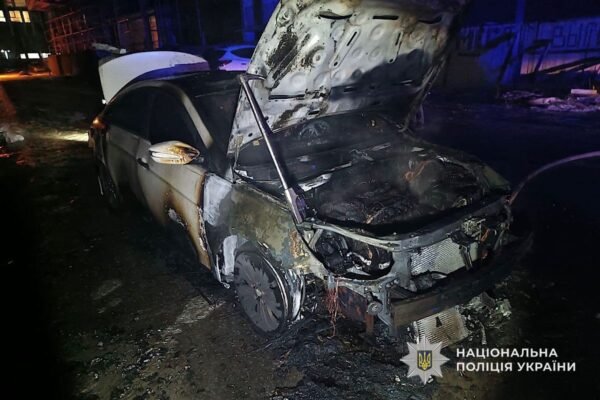 У Дніпрі чоловік підпалив чуже авто через ревнощі