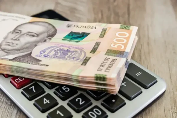 На Прикарпатті бухгалтерка відділу освіти нарахувала своєму начальнику зайвих 347 тис. грн зарплати