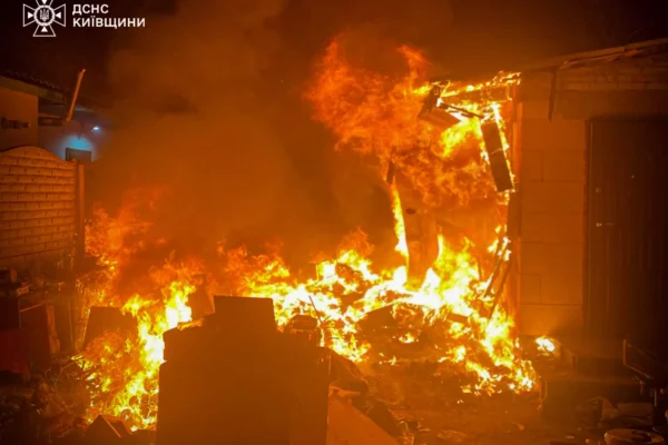 У Броварах з палаючого будинку врятували людину (ФОТО)