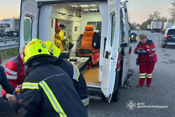 На трасі Дніпро – Запоріжжя сталася смертельна ДТП: Маршрутка врізалася у вантажівку (ФОТО)