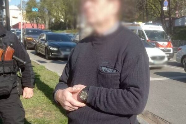 Поліцейські затримали агресивного чоловіка, який із ножем гуляв у центрі столиці 
