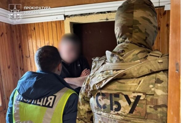 У Києві затримали чоловіка, який за 1500$ допомагав іноземцям отримати посвідки на проживання в Україні