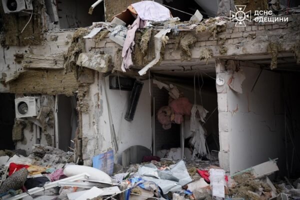 В Одесі завершили рятувальні роботи у місці влучання у житловий будинок