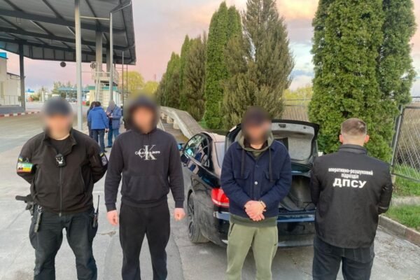 З авто іноземців на кордоні з Молдовою вилучили нелегальні рідини для вейпів на 85 тисяч гривень