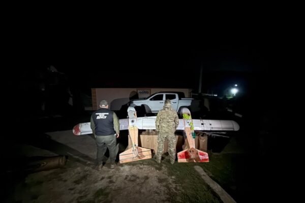 На кордоні з Румунією прикордонники вилучили партію цигарок на мільйон гривень та дрони, які мали доправити “товар”