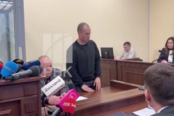 Не тікав з місця стрілянини, а шукав укриття: Київський патрульний дав свідчення у суді