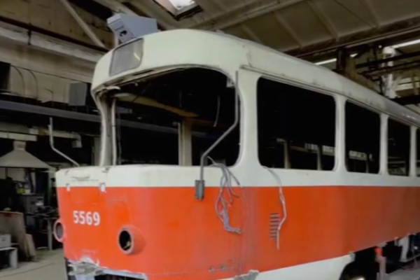 У столиці модернізують електротранспорт: Ще один трамвай Tatra T3 на капремонті