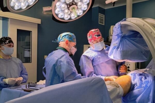 Зламав стегно, не встаючи з ліжка: Львівські медики прооперували 14-річного підлітка з аномальною крихкістю кісток