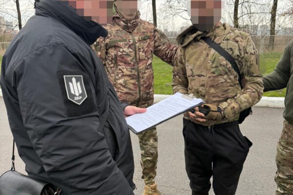 На Харківщині ДБР затримало дезертира, що здійснив СЗЧ та намагався продати зброю