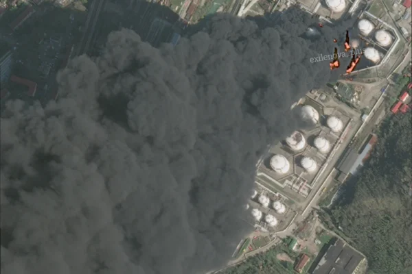 На Росії у місті Туапсе палає НПЗ (ФОТО, ВІДЕО)