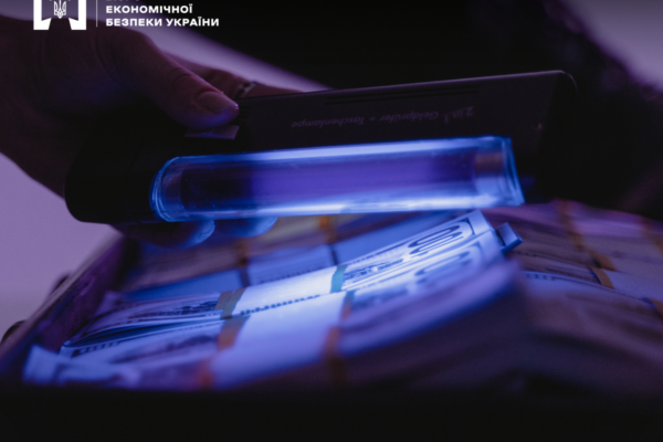 БЕБ завершило розслідування стосовно двох іноземців, що збували фальшиві долари в Одесі