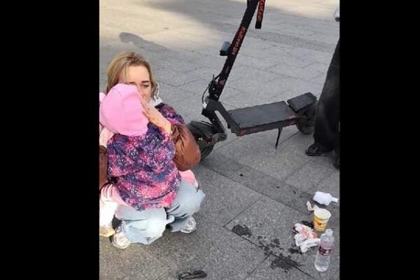 У центрі Львова підліток на електросамокаті важко травмував дворічну дівчинку