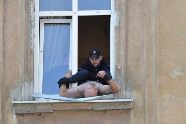 У центрі Львова голий іноземець намагався вистрибнути з вікна: Його врятували і відправили до спецзакладу