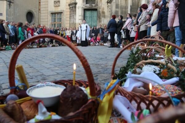 Без нічних Богослужінь: На Великдень на Львівщині не скорочуватимуть комендантську годину