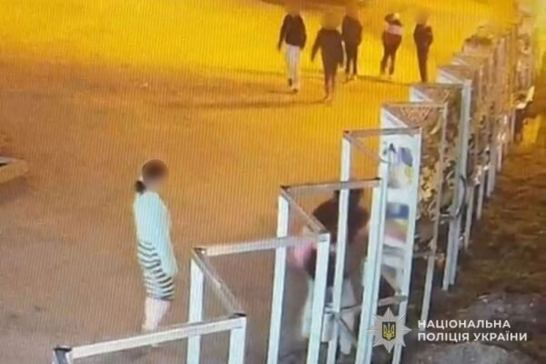 У центрі Тернополя група підлітків з Закарпаття пошкодила плакати на алеї пам’яті «Незламні»