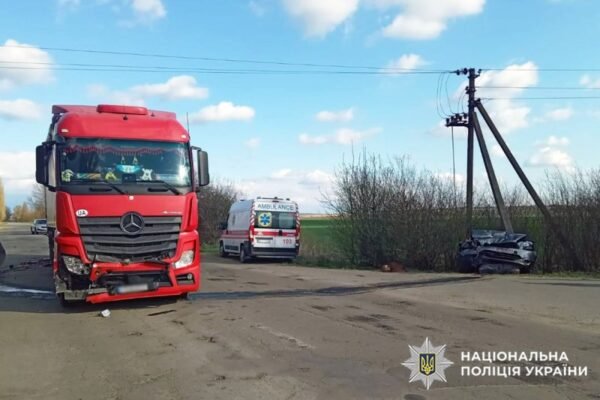 На Хмельниччині внаслідок зіткнення фури та легковика загинула жінка