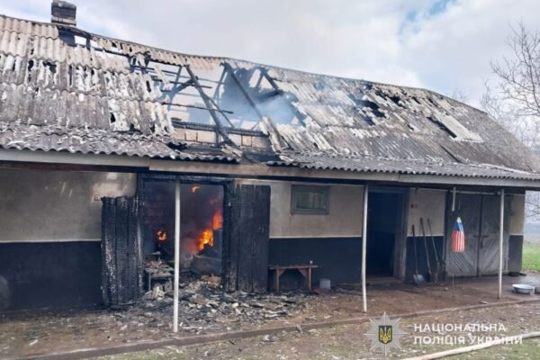 На Тернопільщині п’яний ревнивець спалив співмешканці літню кухню