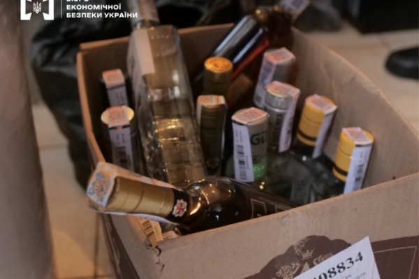 Підпільне виробництво контрафактного алкоголю та сигарет на Волині: БЕБ передало справу до суду