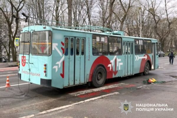 У Хмельницькому тролейбус збив жінку на пішохідному переході