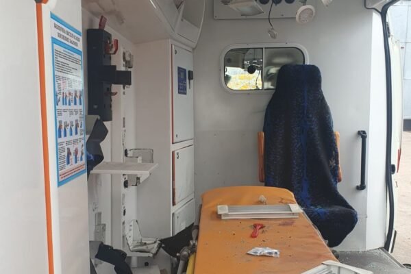 У Києві унаслідок нічної атаки травмовані медики і розбита машина «швидкої», яка прибула на місце виклику (ФОТО)