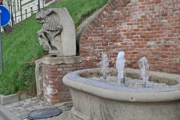 У Львові після зими відновлюють роботу фонтанів