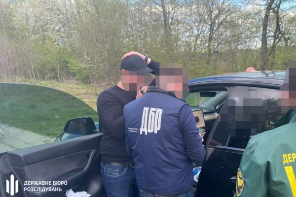 На Львівщині затримали ексвійськового, який на власній Tesla допомагав мобілізованим втікати з частин