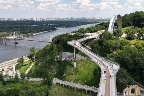 У Києві екскерівнику Центрального парку культури оголосили підозру за розтрату понад 1 млн грн