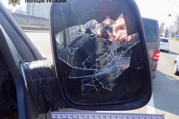 Розбив дзеркало в машині військового і відібрав телефон: поліція затримала підозрюваного