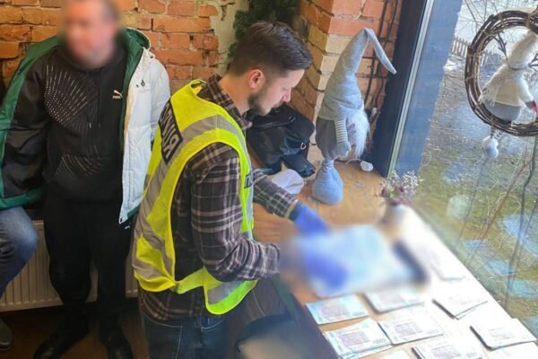 $6 000 за «списання» зі служби та виїзд за кордон: у Києві судитимуть організатора оборудки