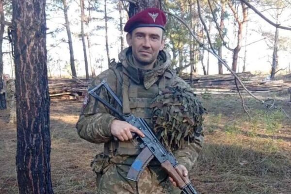 На щиті до рідної Бучі повертається військовий Артем Колесник, який вважався зниклим безвісти
