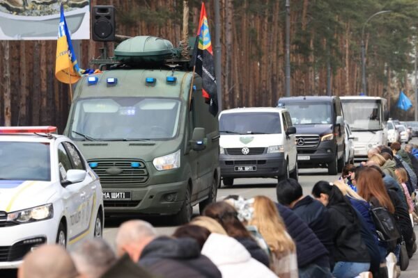 В Ірпені живим коридором провели двох загиблих захисників (ФОТО)