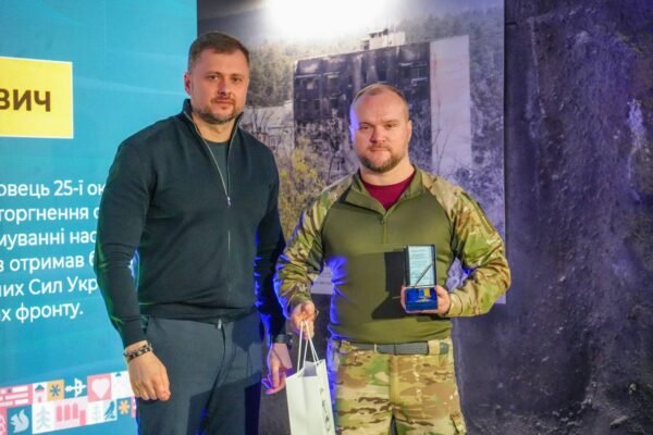 У Бучі з нагоди річниці визволення Київщини нагородили військового та ветерана АТО