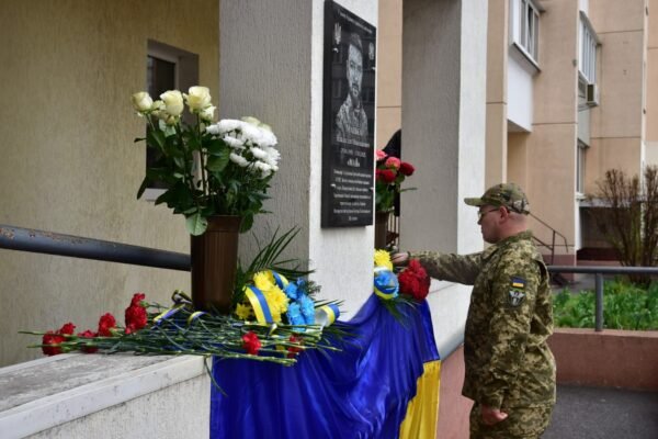 У Броварській громаді відкрили меморіальну дошку на честь лейтенанта Владислава Маївки: Він загинув, рятуючи побратимів