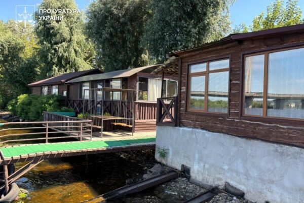 На Осокорках знесуть незаконний комплекс відпочинку