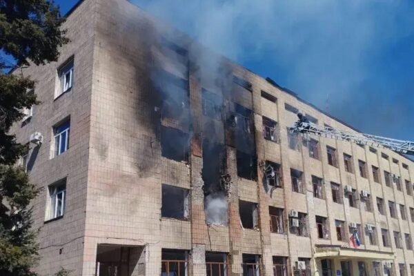 Український дрон вдарив по будівлі окупаційної адміністрації у Старобільську (ФОТО, ВІДЕО)