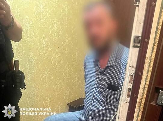 Киянина засудили до ув’язнення за стрілянину у під’їзді та погрози правоохоронцям