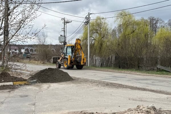 В Ірпені облаштовують тротуари та зупинки на вулиці Кричевського