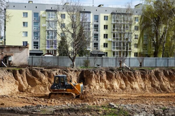 У Гостомелі розпочали будівництво нових будинків на місці зруйнованого військового містечка