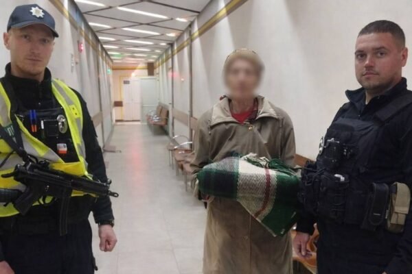 Поліцейські повернули до пансіонату літню жінку, яка загубилась у Ворзелі