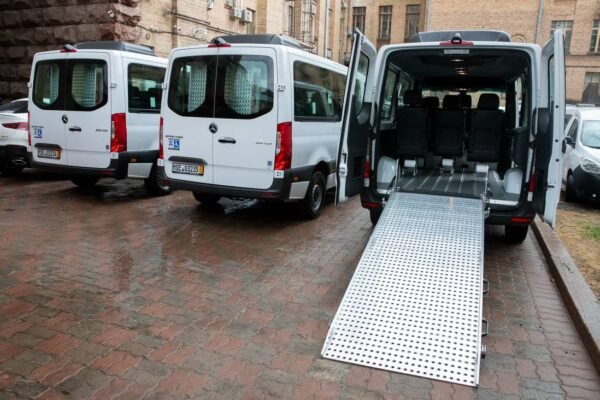 Київ отримав 3 нові мікроавтобуси для перевезення дітей з інвалідністю